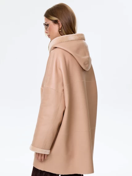 Молодежное полупальто из натуральной овчины для женщин с капюшоном премиум класса 2056, бежевое, размер 52, артикул 64350-6