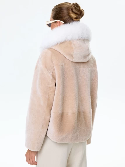 Короткая женская дубленка из астрагана с капюшоном и отделкой мехом песца 48мех, бежевая, размер 46, артикул 17581-6