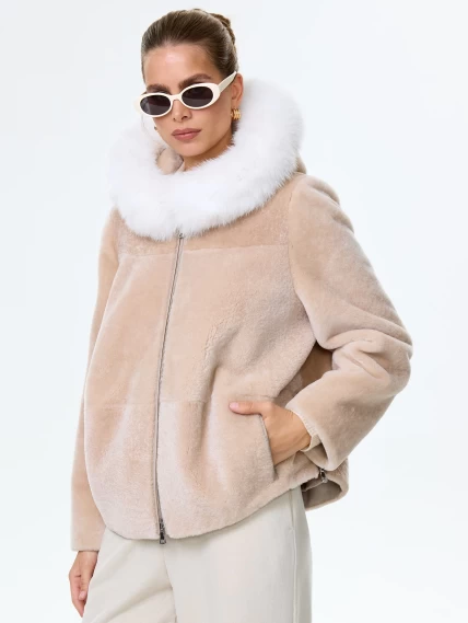 Короткая женская дубленка из астрагана с капюшоном и отделкой мехом песца 48мех, бежевая, размер 46, артикул 17581-0