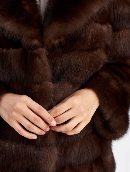 Поперечная женская соболиная шуба премиум класса 2а, темно-коричневая, размер 44, артикул 33690-1