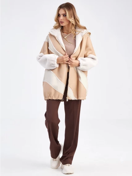 Комбинированная женская короткая дубленка с капюшоном премиум класса 2033, бежевая, размер 48, артикул 63090-4