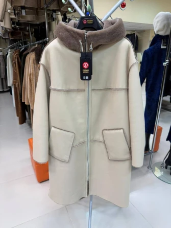 Бежевая женская дубленка с капюшоном 2077-0