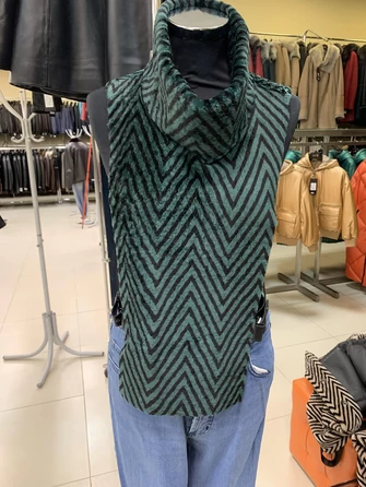 Жилет женский из натурального меха астраган 10-0